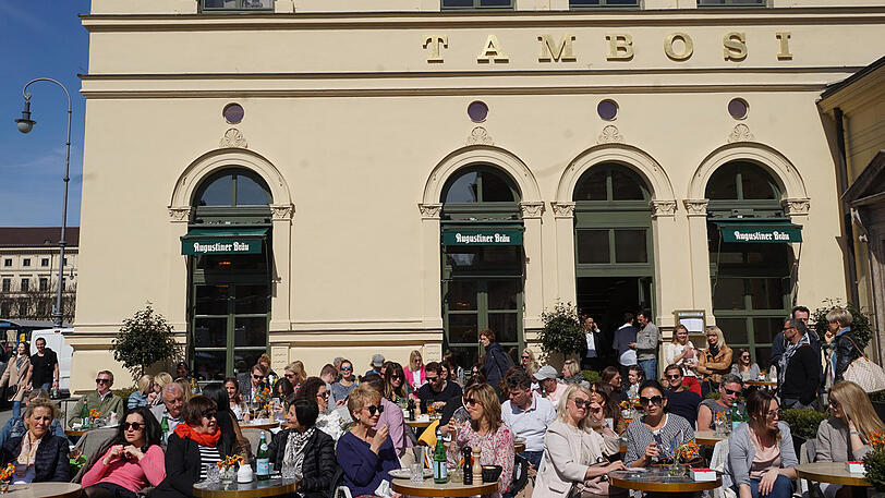 Natürlich kann man auch vorm Tambosi am Odeonsplatz noch sitzen.