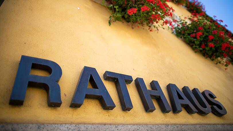 Das Rathaus der Kommune Leutershausen. Hier hängt der Haussegen ordentlich schief.