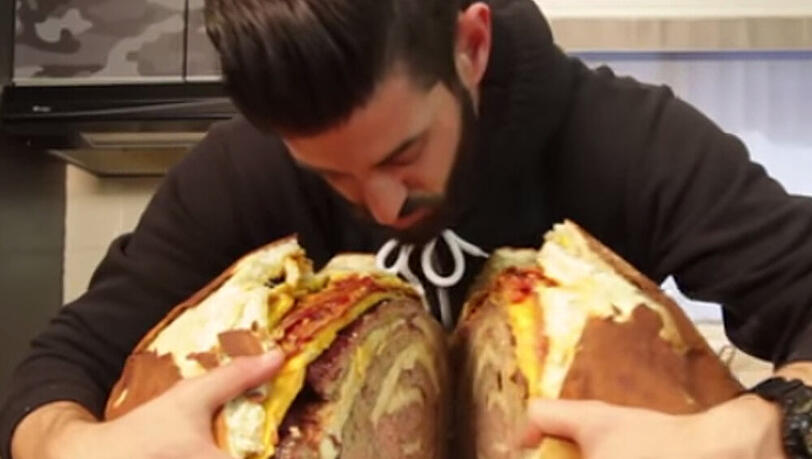 Die Show "Epic Meal Time" sollte sich ansehen, wer einen Bacon Cheeseburger mit 72.710 Kalorien nachkochen möchte Die Show "Epic Meal Time" sollte sich ansehen, wer einen Bacon Cheeseburger mit 72.710 Kalorien nachkochen möchte