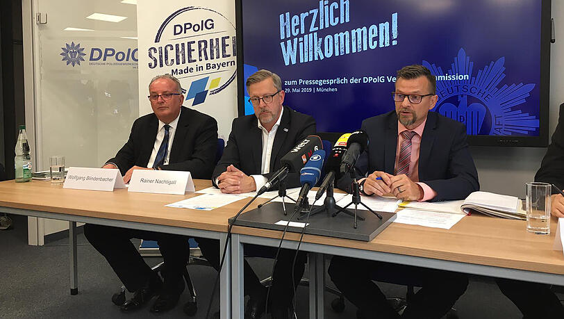 Von links: Wolfgang Blindenbacher, Vorsitzender der Fachkommission Verkehrssicherheit, Rainer Nachtigall, Landesvorsitzender der DPolG Bayern und Stefan Pfeiffer, Leiter der Verkehrspolizei in Feucht. Von links: Wolfgang Blindenbacher, Vorsitzender der Fachkommission Verkehrssicherheit, Rainer Nachtigall, Landesvorsitzender der DPolG Bayern und Stefan Pfeiffer, Leiter der Verkehrspolizei in Feucht.