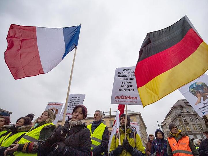 Teilnehmer der Gelbwesten-Solidaritäts-Veranstaltung in München. Foto: Lino Mirgeler
