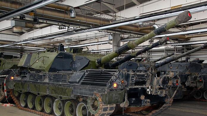 Panzer vom Typ Leopard 1A5 aus dänischen Beständen stehen in Flensburg in einer Produktionshalle (Archivbild). 100 Kampfpanzer  dieses Typs sollen an die Ukraine geliefert werden.