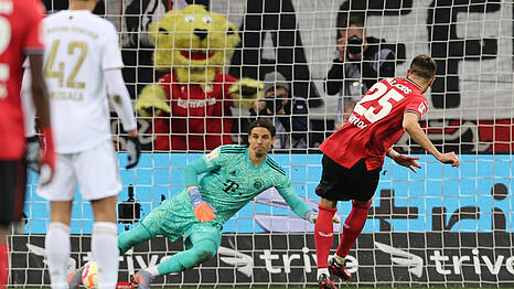 GER, 1.FBL. Bayer 04 Leverkusen vs. Bayern Muenchen / 19.03.2023, BayArena, Leverkusen, GER, 1.FBL. Bayer 04 Leverkusen vs. Bayern Muenchen, im Bild 11 Meter fuer Leverkusen Exequiel Alejandro Palacios Leverkusen 25, verwandelt *** GER, 1 FBL Bayer 04 Leverkusen vs Bayern Muenchen 19 03 2023, BayArena, Leverkusen, GER, 1 FBL Bayer 04 Leverkusen vs Bayern Muenchen, in picture 11 meters for Leverkusen Exequiel Alejandro Palacios Leverkusen 25 , converted nordphotoxGmBHx/xMeuter nph00351