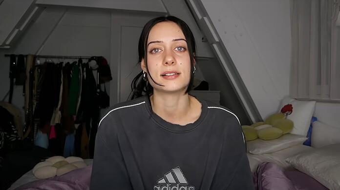 Über eine halbe Stunde lang berichtet die Youtuberin Kayla Shyx von ihren Erfahrungen bei einem Rammstein-Konzert.