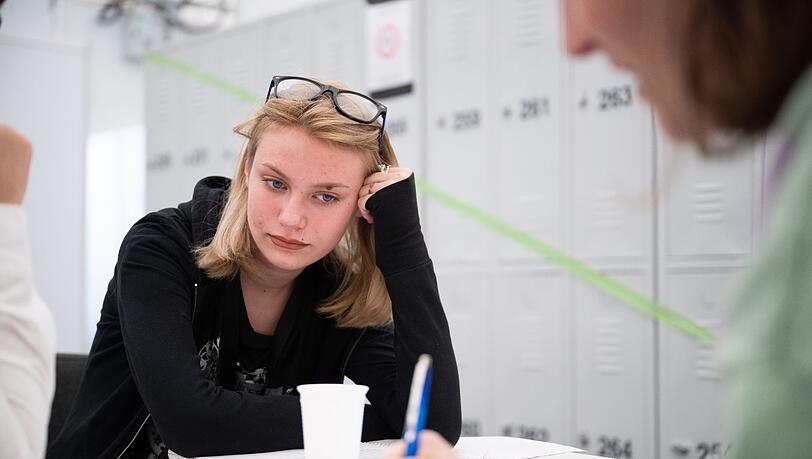 Arina aus der Ukraine sitzt im Ankunftszentrum am ehemaligen Flughafen Tegel.