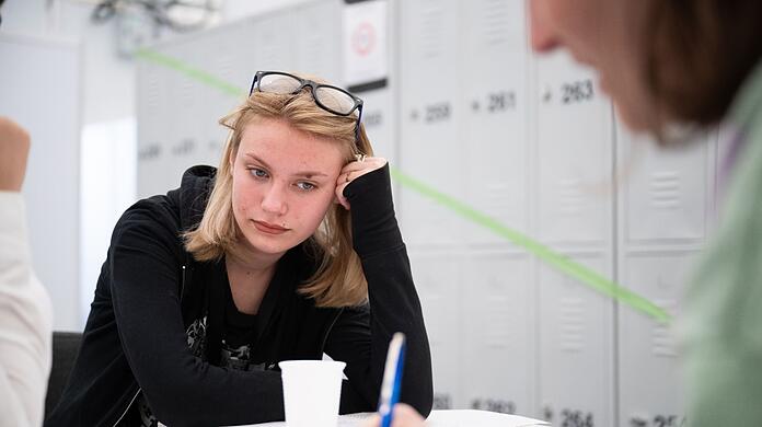 Arina aus der Ukraine sitzt im Ankunftszentrum am ehemaligen Flughafen Tegel.