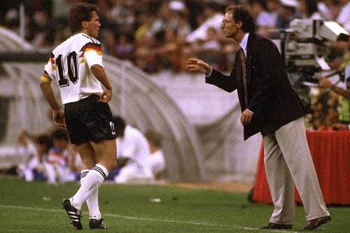 Standpauke an der Außenlinie: Als Teamchef fand Franz Beckenbauer oft deftige Worte - wie hier gegen Kapitän Lothar Matthäus.