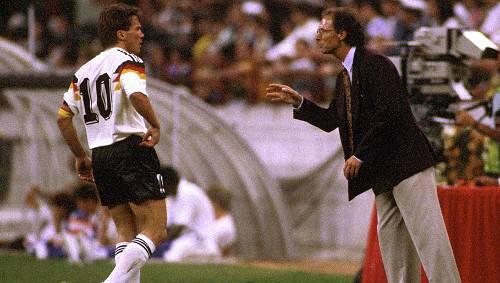 Standpauke an der Außenlinie: Als Teamchef fand Franz Beckenbauer oft deftige Worte - wie hier gegen Kapitän Lothar Matthäus. Standpauke an der Außenlinie: Als Teamchef fand Franz Beckenbauer oft deftige Worte - wie hier gegen Kapitän Lothar Matthäus.