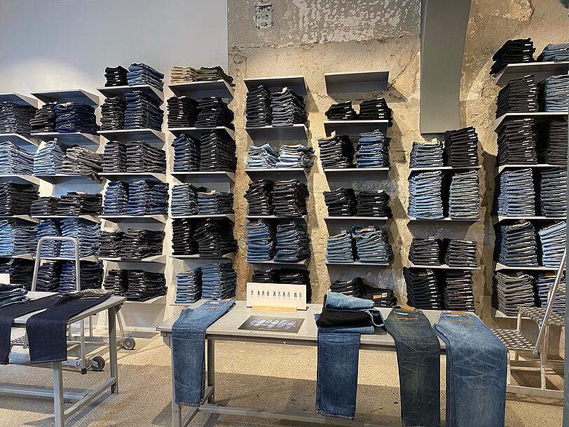 Der "Nudie Jeans"- Laden: Das Label bietet 14 verschiedene Modelle für Herren und Damen. Preislage: 160 bis 250 Euro. Und auch Second-Hand-Modelle ab 60 Euro. Der "Nudie Jeans"- Laden: Das Label bietet 14 verschiedene Modelle für Herren und Damen. Preislage: 160 bis 250 Euro. Und auch Second-Hand-Modelle ab 60 Euro.