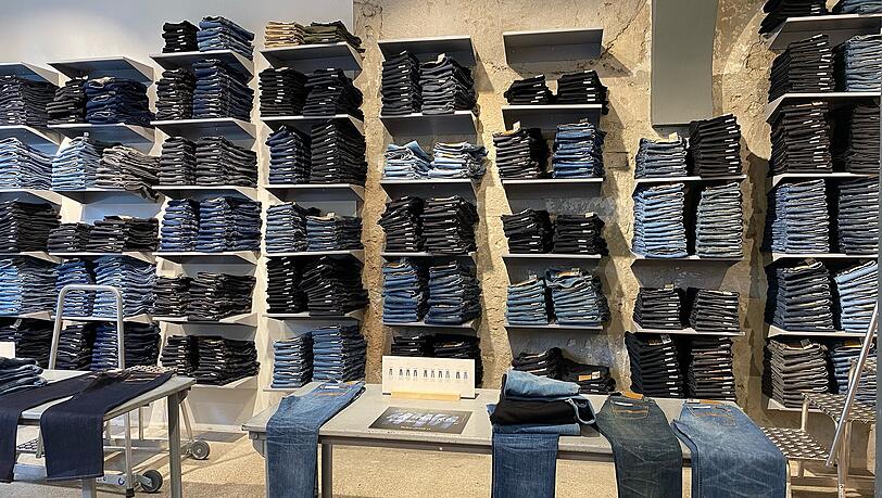Der "Nudie Jeans"- Laden: Das Label bietet 14 verschiedene Modelle für Herren und Damen. Preislage: 160 bis 250 Euro. Und auch Second-Hand-Modelle ab 60 Euro. Der "Nudie Jeans"- Laden: Das Label bietet 14 verschiedene Modelle für Herren und Damen. Preislage: 160 bis 250 Euro. Und auch Second-Hand-Modelle ab 60 Euro.
