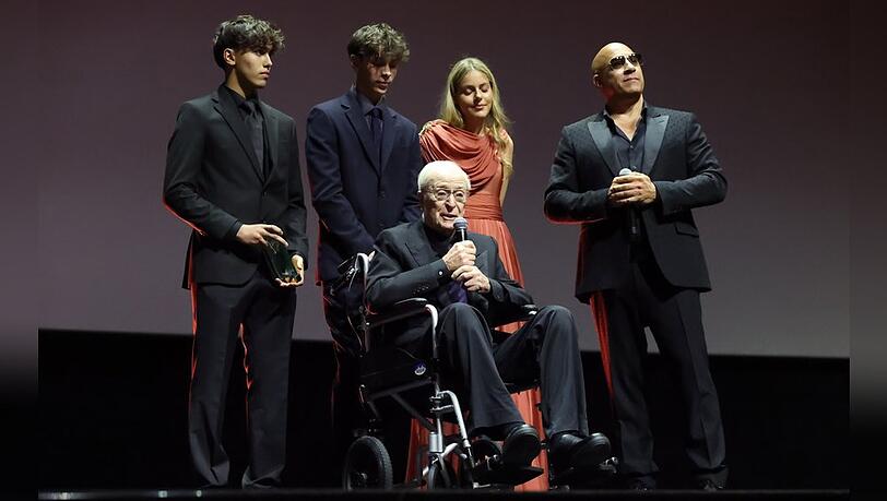 Michael Caine (Mitte) mit Vin Diesel (r.) und seinen Enkelkindern.