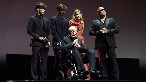 Michael Caine (Mitte) mit Vin Diesel (r.) und seinen Enkelkindern.