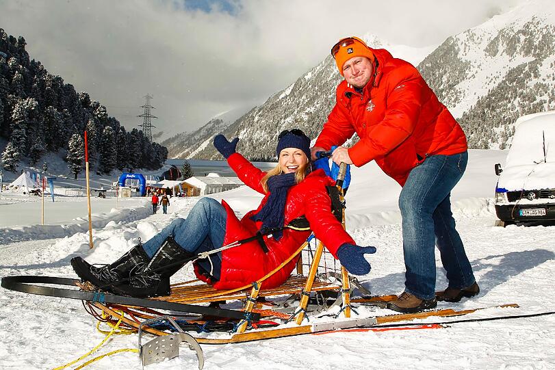 Mit so einem starken Mann als Antrieb saust der Schlitten bestimmt besonders schnell: Gewichtheber Matthias Steiner und seine Inge im Schnee beim 4. Tirol Cross Mountain in Kühtai.