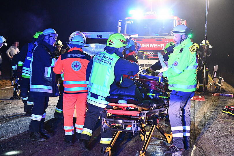 Beim Unfall in Grabenstätt erlitten drei Personen Verletzungen. Die Bilder von der Landstraße.