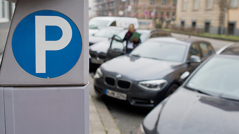 Apps sollen helfen, einen freien Parkplatz in der Großstadt zu finden.