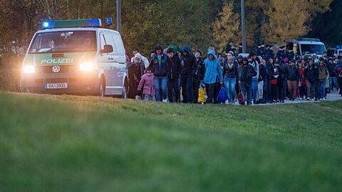 Oktober 2015: Flüchtlinge überqueren die bayerisch-österreichische Grenze bei Wegscheid nahe Passau. Heute sprechen sich 56 Prozent der Deutschen für eine Flüchtlings-Obergrenze aus.