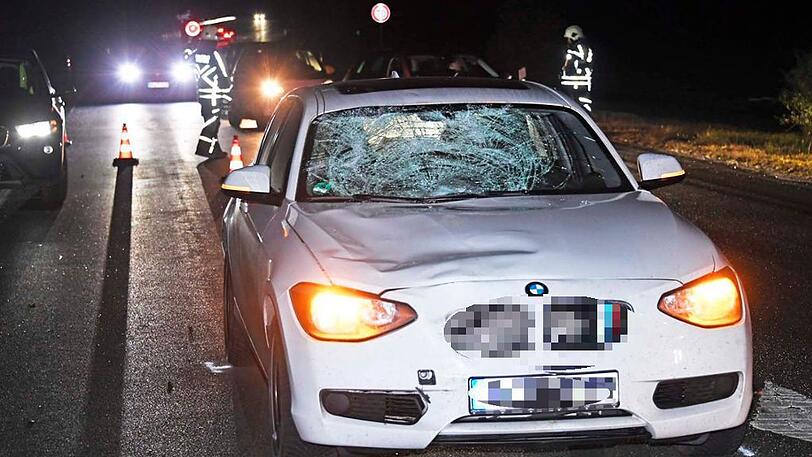 Ein Fußgänger wurde von dem BMW erfasst und gegen die Windschutzscheibe geschleudert. Die B471 blieb zweieinhalb Stunden lang komplett gesperrt.