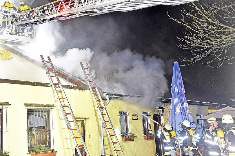 Während der Weihnachtsfeier des FC Teutonia München brach im Vereinsheim Feuer aus. Die Bilder.