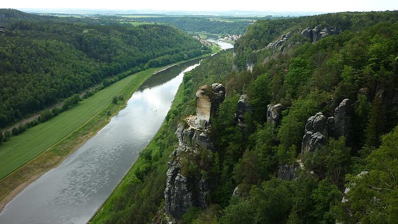 Im Elbsandsteingebirge, schlägt jedes Wanderherz höher: Der einzigartige Nationalpark Sächsische Schweiz hat uralte Naturlandschaft und bizarre Felsenwelten zu bieten.