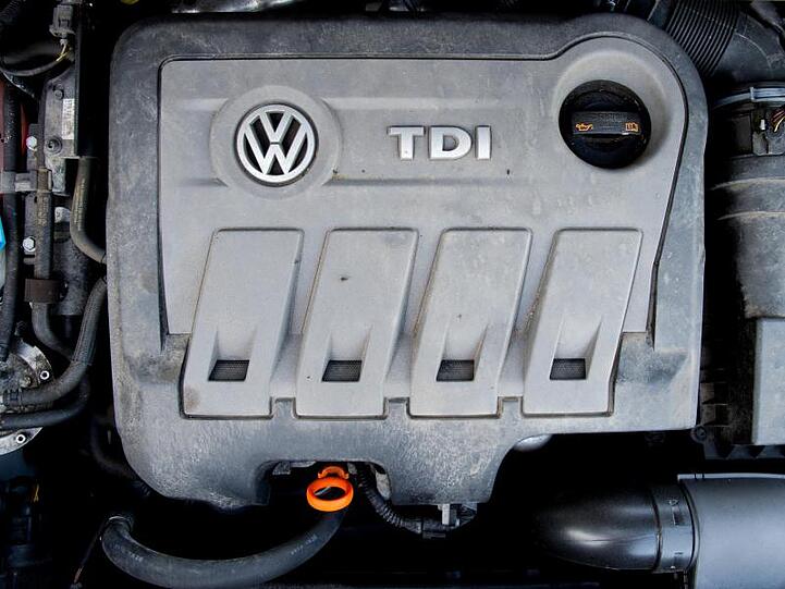 VW Touran mit einem vom Abgas-Skandal betroffenen Dieselmotor vom Typ EA189 - Volkswagen muss sich jetzt auf Verbraucherklagen einstellen.