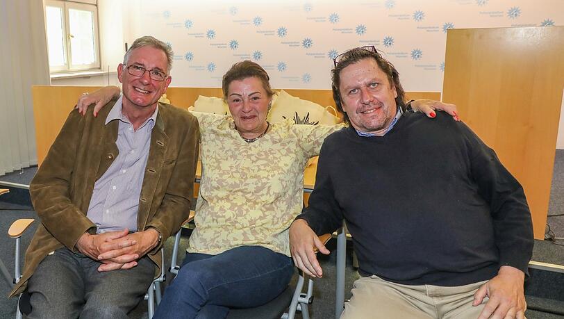 Ein cleveres Trio: Franz (66) und das Ehepaar Gabriele (68) und Joachim (61). Die drei haben mit echten Räuberpistolen ein paar Trickbetrüger aufs Kreuz gelegt.
