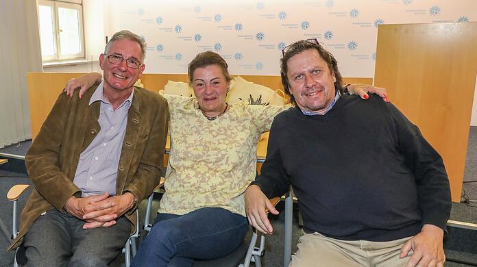 Ein cleveres Trio: Franz (66) und das Ehepaar Gabriele (68) und Joachim (61). Die drei haben mit echten Räuberpistolen ein paar Trickbetrüger aufs Kreuz gelegt.