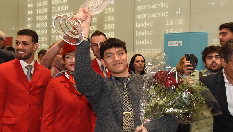 JJ präsentiert am Flughafen in Wien die ESC-Trophäe.