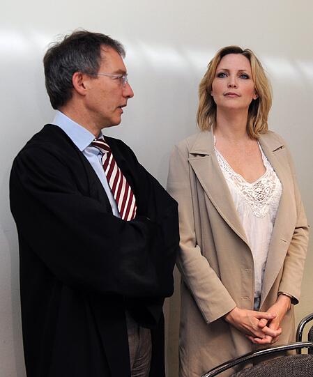 Nadja Auermann vor dem Amtsgericht Tiergarten - das Model wurde wegen Steuerhinterziehung zu einer Geldstrafe von 90.000 Euro verurteilt. Im Bild spricht sie mit ihrem Anwalt Robert Unger.