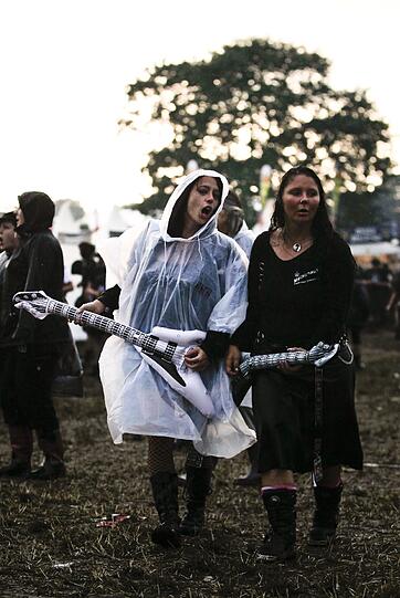 Regencapes sind auf Festivals meist am schnellsten ausverkauft. Diese Metaller haben Glück gehabt.