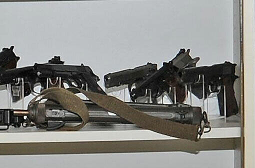Maschinengewehre, Revolver, Pistolen und jede Menge Munition: Diese und noch mehr Schusswaffen hat die Polizei bei einem Münchner Arzt gefunden. Die Bilder