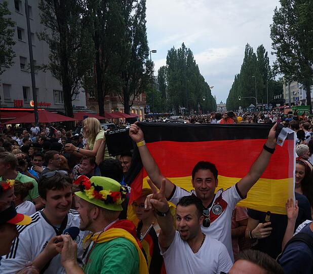 München steht Kopf und feiern den Einzug der deutschen Nationalmannschaft ins Halbfinale der Weltmeisterschaft!