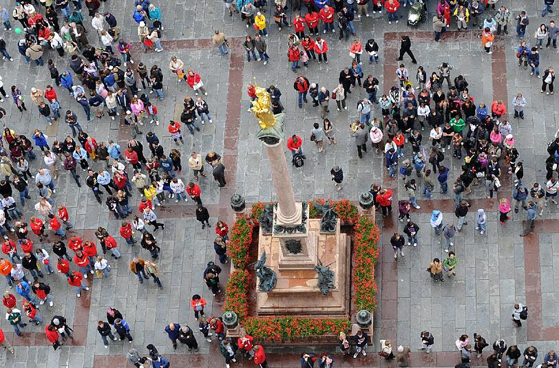 Wenn die Heilige Maria von ihrer Säule schaut, blickt sie stets in neue Gesichter: Der Ansturm ausländischer Touristen auf München ist - mit Ausnahme einer Nation - ungebrochen.