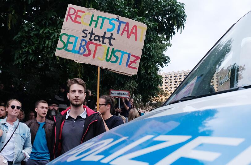 Chemnitz hat sich innerhalb von wenigen Stunden zum Pulverfass entwickelt. Nach dem gewaltsamen Tod eines 35-Jährigen marschierten innerhalb kürzester Zeit rechte Demonstranten auf - ihnen stellten sich am Montag linke Demonstranten gegenüber. Um ein unmittelbares Aufeinandertreffen zu verhindern, rückte die Polizei mit Hundertschaften an. Die Bilder aus Chemnitz.