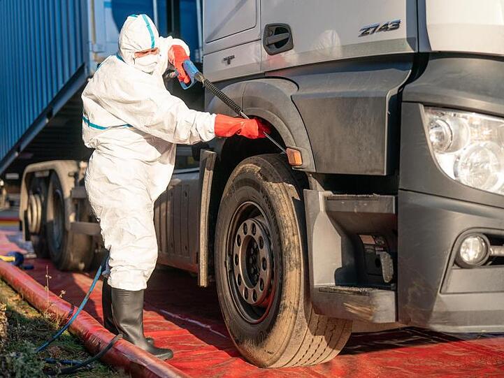 Ein Mitarbeiter des Landwirtschaftsbetriebs Vetcon simuliert bei einer Übung die Desinfektion eines Lkw für den Tiertransport.