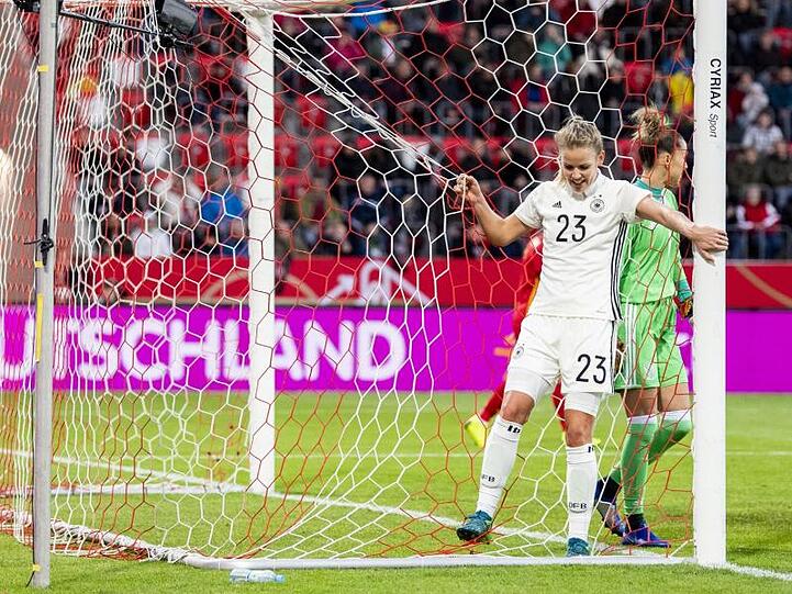 Lena Petermann hängt nach einer vergebenen Chance im Tornetz der Spanierinnen.