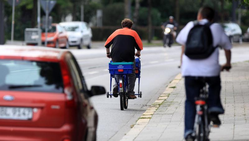 Wo auf der Fahrbahn der Platz nicht reicht, tut's auch der Gehweg: Ein Fahrradfahrer ist in München auf dem Bürgersteig unterwegs. Wo auf der Fahrbahn der Platz nicht reicht, tut's auch der Gehweg: Ein Fahrradfahrer ist in München auf dem Bürgersteig unterwegs.