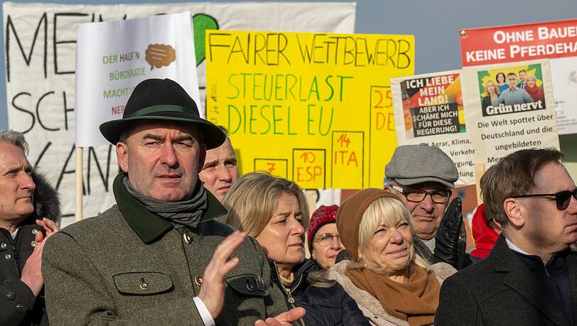 Hubert Aiwanger (Freie Wähler), stellvertretender Ministerpräsident und bayerischer Wirtschaftsminister, nimmt an einer Kundgebung der Landwirte auf dem Plärrer teil.