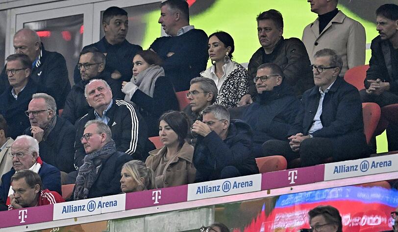 Die Bayern-Granden auf der Arena-Tribüne gegen Stuttgart (v.l.): Ex-Vorstandsvorsitzender Karl-Heinz Rummenigge, Ehrenpräsident und Aufsichtsratsmitglied Uli Hoeneß, Finanzvorstand Michael Diederich, Sportvorstand Max Eberl und der Vorstandsvorsitzende Jan-Christian Dreesen.