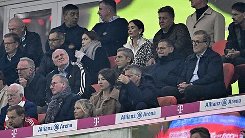Die Bayern-Granden auf der Arena-Tribüne gegen Stuttgart (v.l.): Ex-Vorstandsvorsitzender Karl-Heinz Rummenigge, Ehrenpräsident und Aufsichtsratsmitglied Uli Hoeneß, Finanzvorstand Michael Diederich, Sportvorstand Max Eberl und der Vorstandsvorsitzende Jan-Christian Dreesen.
