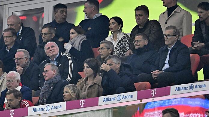 Die Bayern-Granden auf der Arena-Tribüne gegen Stuttgart (v.l.): Ex-Vorstandsvorsitzender Karl-Heinz Rummenigge, Ehrenpräsident und Aufsichtsratsmitglied Uli Hoeneß, Finanzvorstand Michael Diederich, Sportvorstand Max Eberl und der Vorstandsvorsitzende Jan-Christian Dreesen.