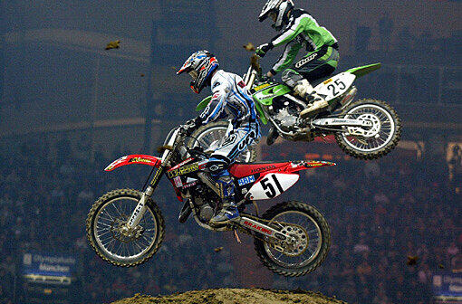 Lukas Weis (vorne) ist schon seit Jahren an vorderster Front dabei, wenn es um Freestyle-Motocross geht. Am Wochenende tritt er beim ADAC-Supercross in der Olympiahalle an.