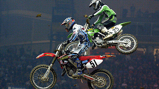 Lukas Weis (vorne) ist schon seit Jahren an vorderster Front dabei, wenn es um Freestyle-Motocross geht. Am Wochenende tritt er beim ADAC-Supercross in der Olympiahalle an. Lukas Weis (vorne) ist schon seit Jahren an vorderster Front dabei, wenn es um Freestyle-Motocross geht. Am Wochenende tritt er beim ADAC-Supercross in der Olympiahalle an.