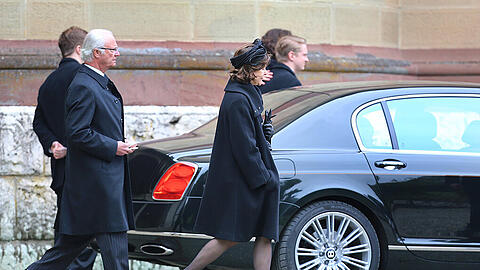 Durch den Hinterausgang verschwinden sie ins Auto: König Carl Gustaf und Königin Silvia vor der Erlöserkirche Hedingen.