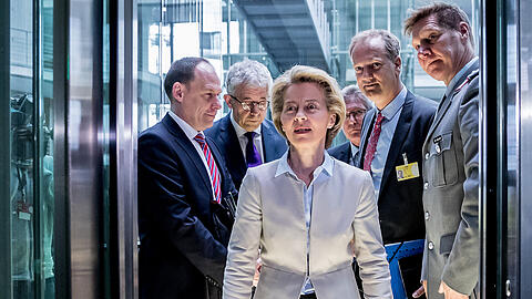 Schreitet zur Sondersitzung des Verteidigungsausschusses des Bundestags: Ursula von der Leyen.