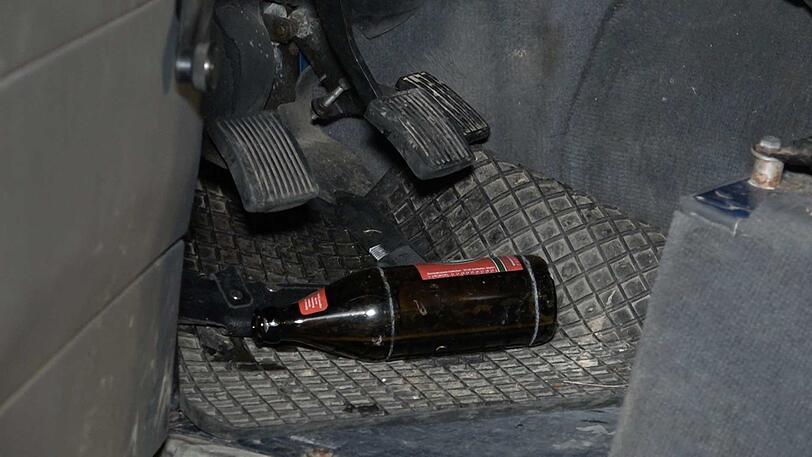 Im Fußraum lag eine Bierflasche.