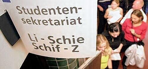 Schlangestehen vor dem Studentensekretariat: Dort werden Fragen rund um die Einschreibung beantwortet.
