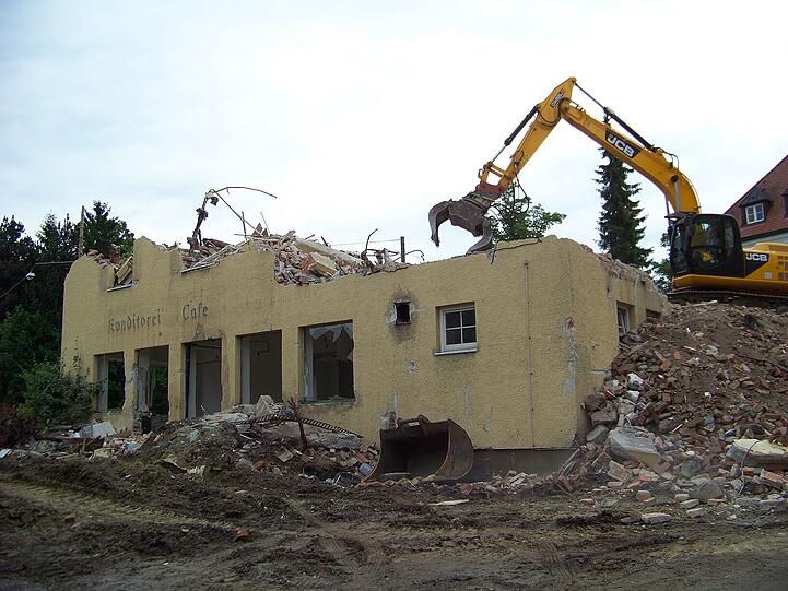 Trostlose Baustelle: Hier fallen die Mauern des alten Café-Deml-Hauses.