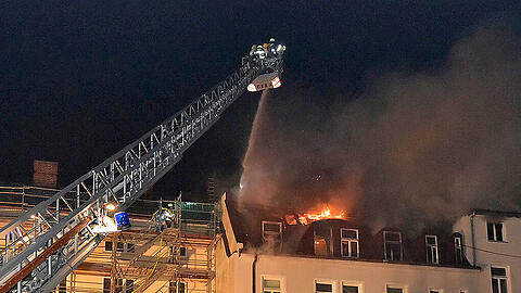 Bis in die Morgenstunden kämpfte die Feuerwehr gegen die Flammen. Bilder vom Großeinsatz am Freitagabend.