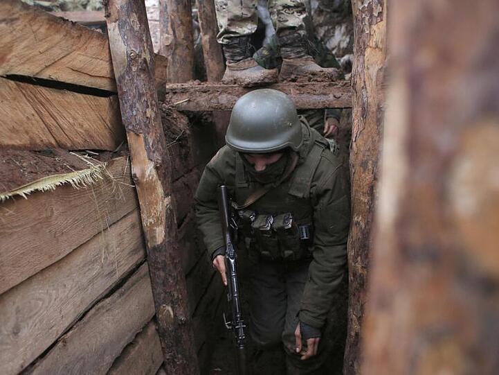 Das Archivbild zeigt einen ukrainischen Soldaten im Dezember 2019 in einem Schützengraben an der Front in der Region Donezk.