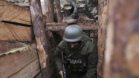 Das Archivbild zeigt einen ukrainischen Soldaten im Dezember 2019 in einem Schützengraben an der Front in der Region Donezk.